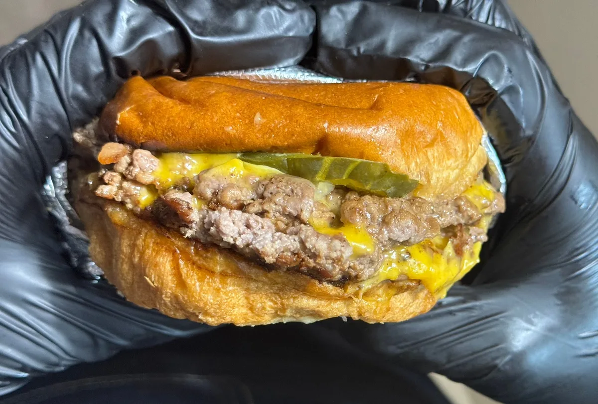 Hamburguesa smash recién armada, de cerca