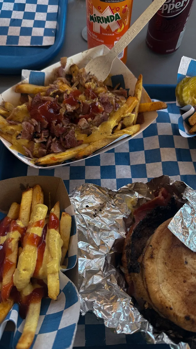Papas cargadas con tocino y queso