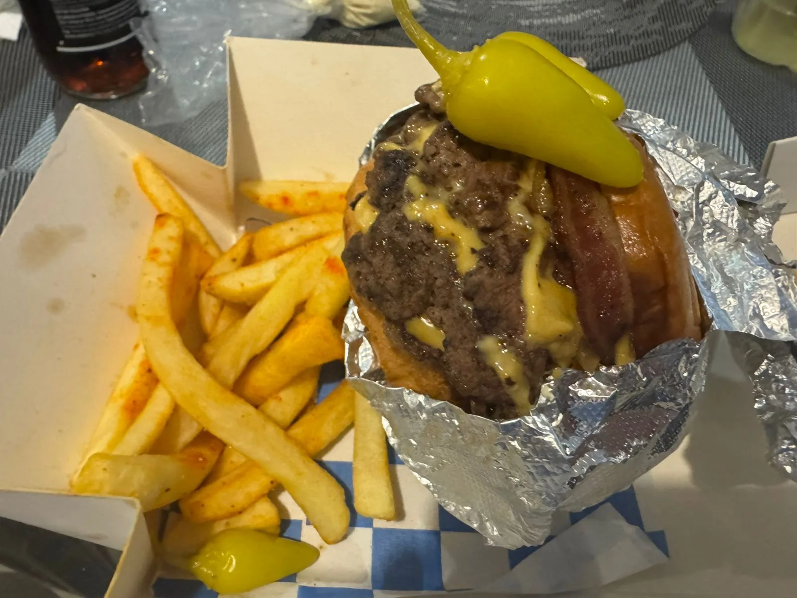 Hamburguesa smash de Little Smash con papas a la francesa