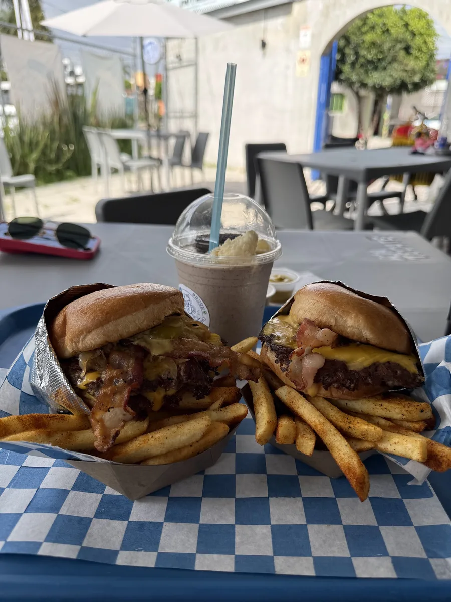 Hamburguesas y malteada de Little Smash servidas en la mesa